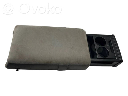 Glāžu turētājs (aizmugurē)