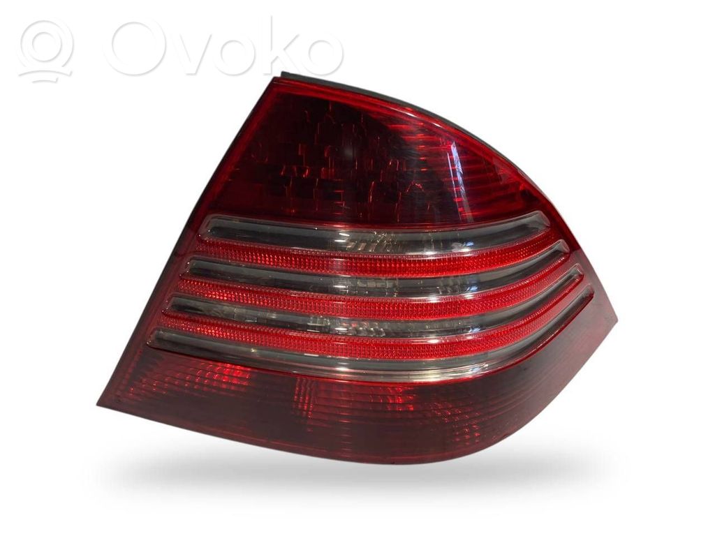 Aizmugurējais lukturis virsbūvē