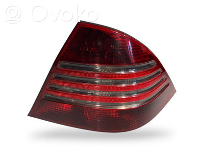 Aizmugurējais lukturis virsbūvē