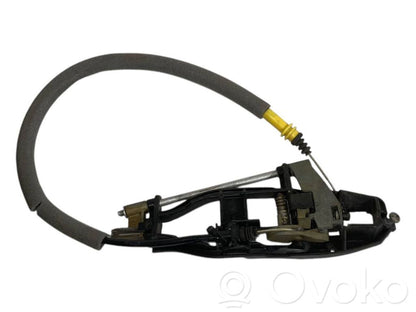 Priekšpusē turētājs / kronšteins ārējam atvēršanas rokturim