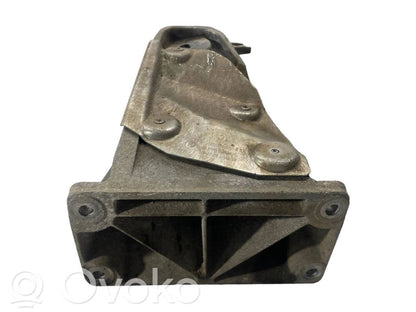 Engine mounting bracket