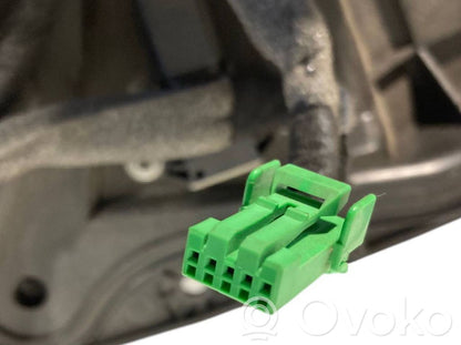 Skaļrunis (-i) priekšējās durvīs