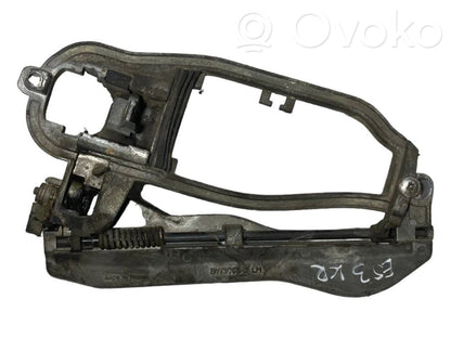 Держатель/кронштейн для внешней ручки открывания спереди