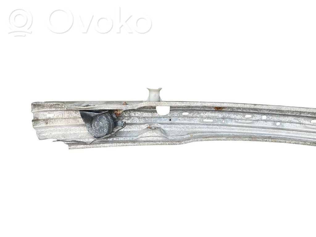 Priekšpusē bampera sija / balka