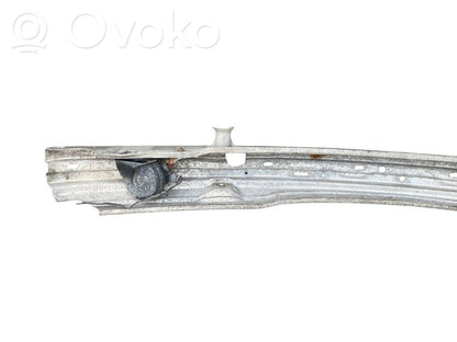 Priekšpusē bampera sija / balka