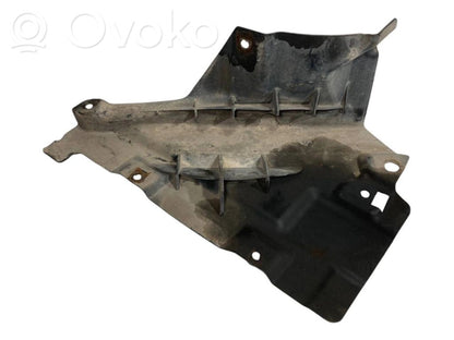 Под защитой двигателя (спереди)