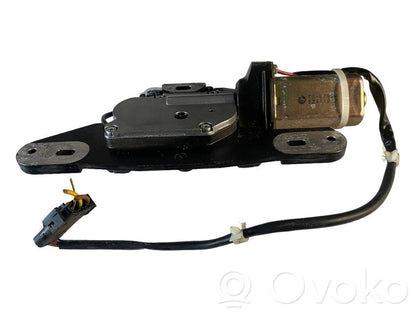 Aizmugurējā pārsega pievilcējs