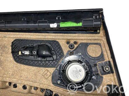 Apšuvums aizmugurējām durvīm