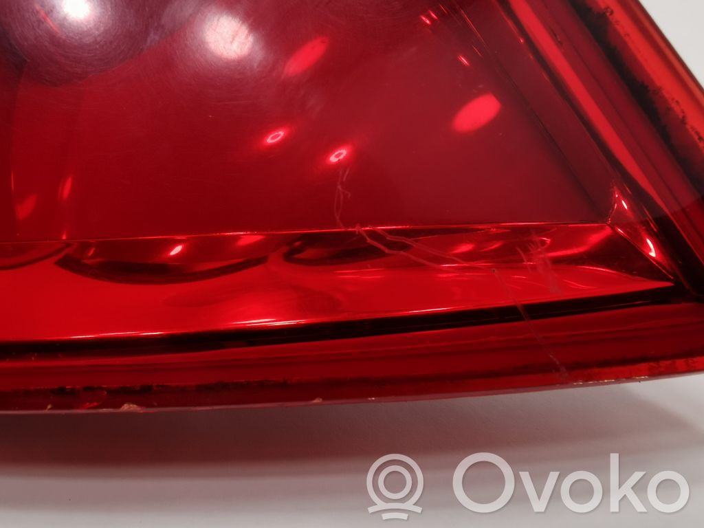 Aizmugurējais lukturis pārsegā