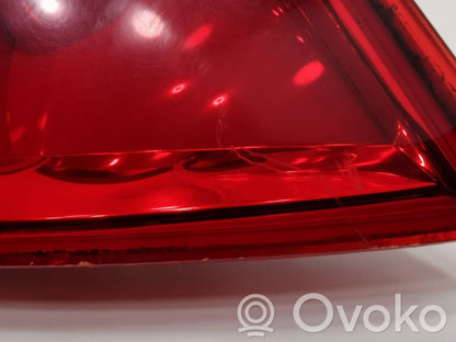 Aizmugurējais lukturis pārsegā