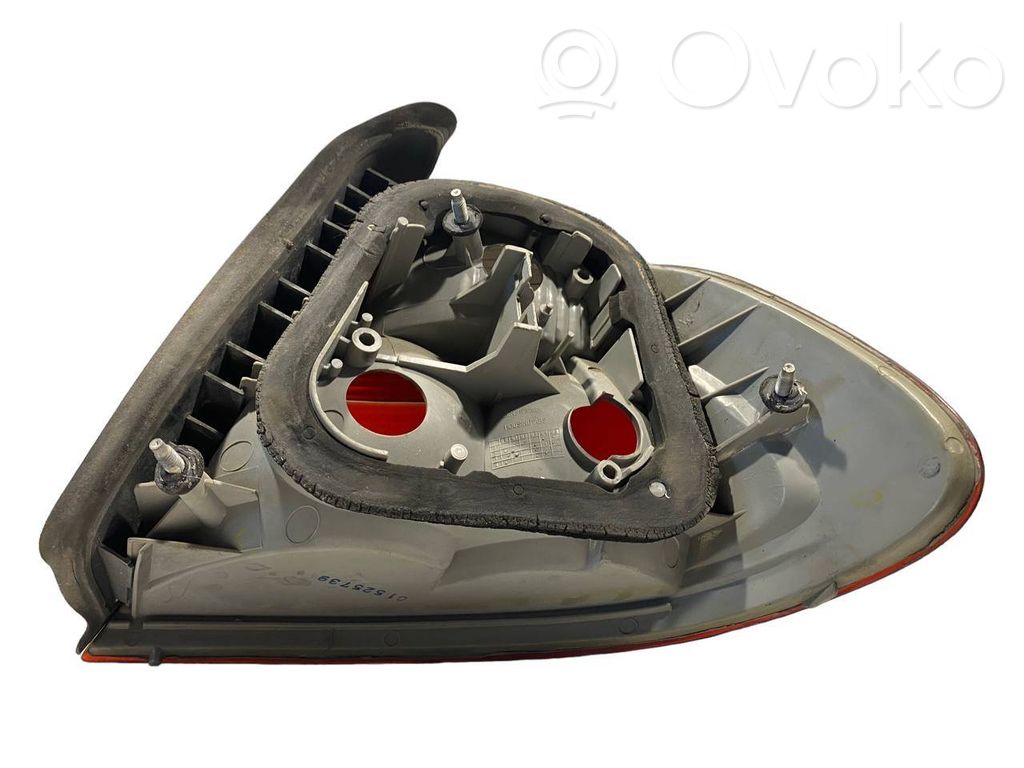 Aizmugurējais lukturis virsbūvē