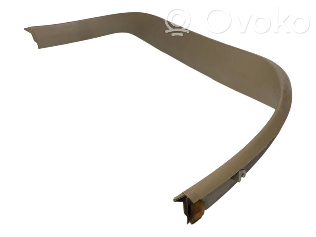 Augšējā dekoratīvā apdare (pie loga)