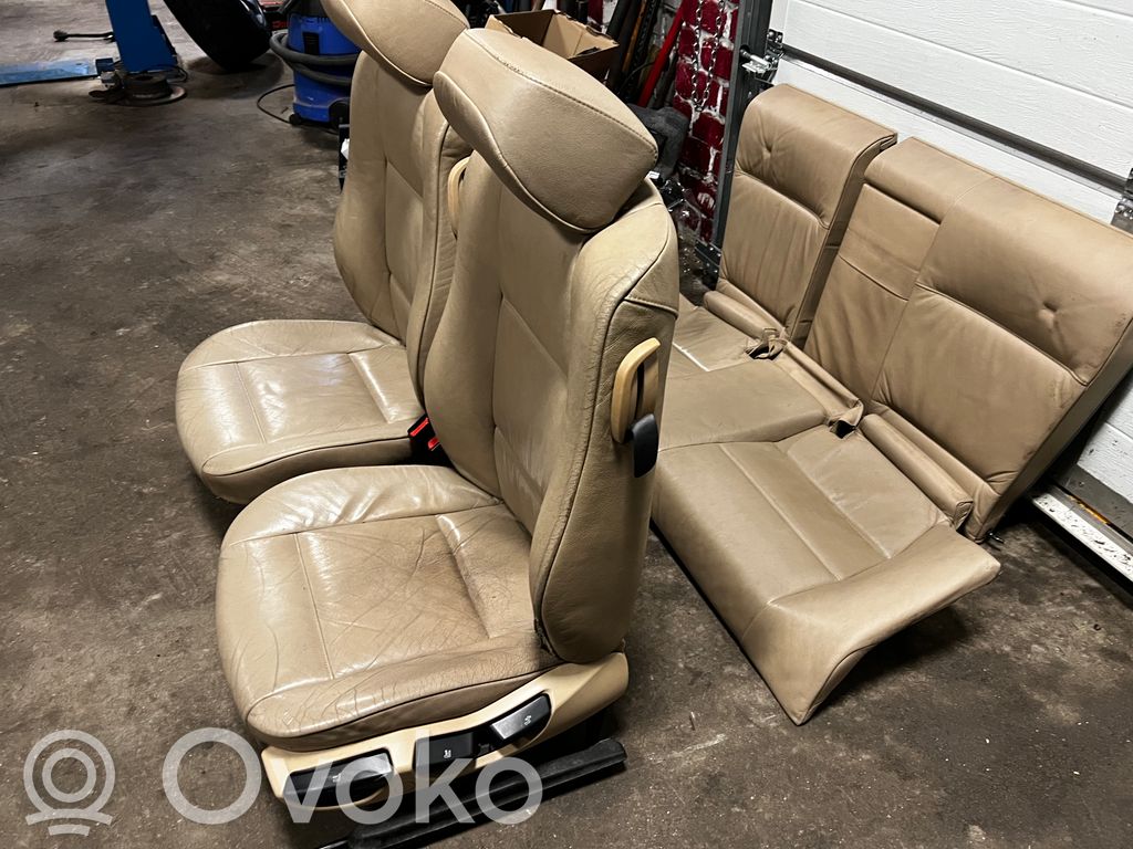 Sēdekļu un durvju dekoratīvās apdares komplekts