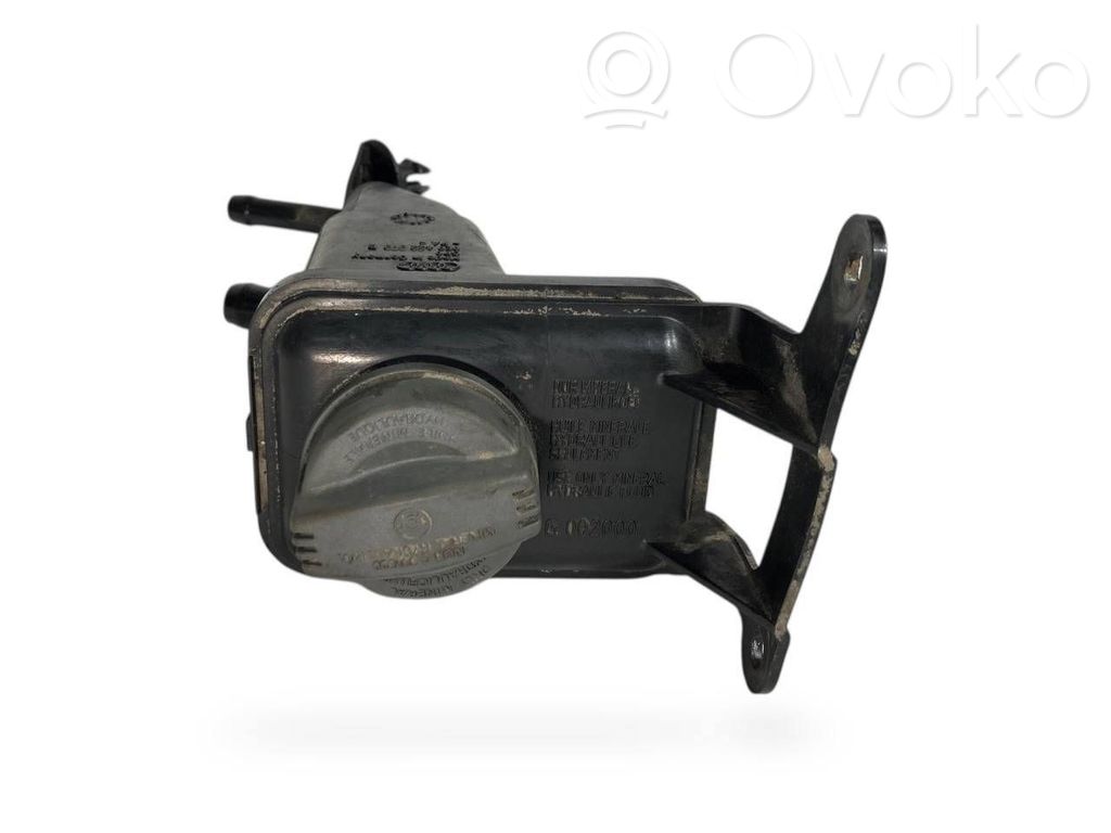 Stūres pastiprinātāja šķidruma tvertne