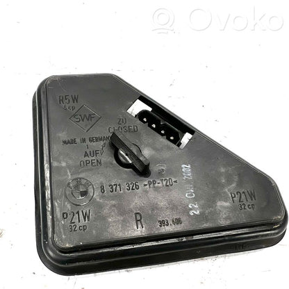 Aizmugures spuldzes vāka turētājs