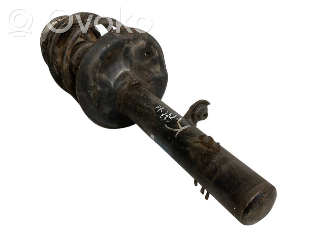 Priekšpusē amortizators ar atsperi