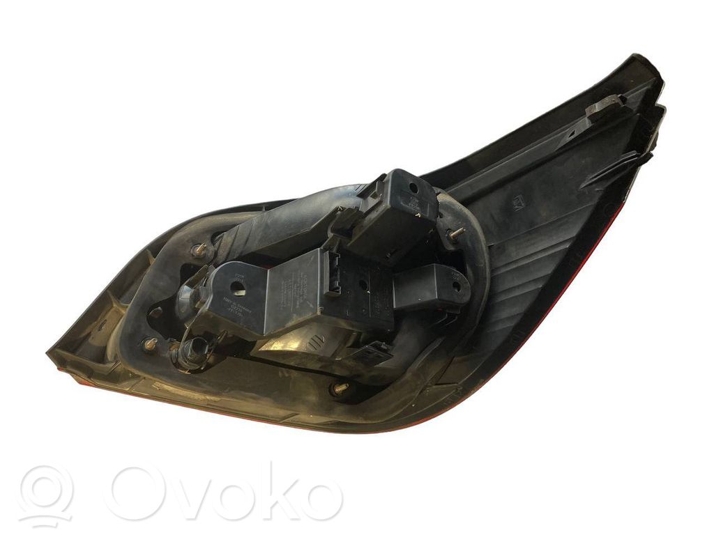 Задний фонарь в кузове