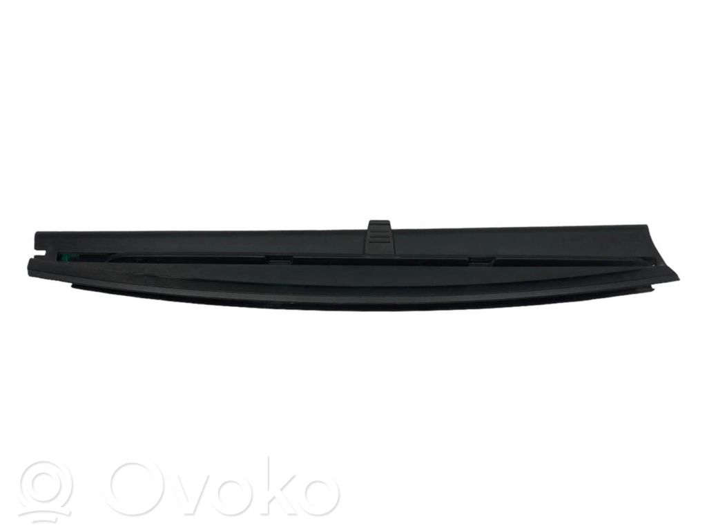 Aizmugurē logu aizkars