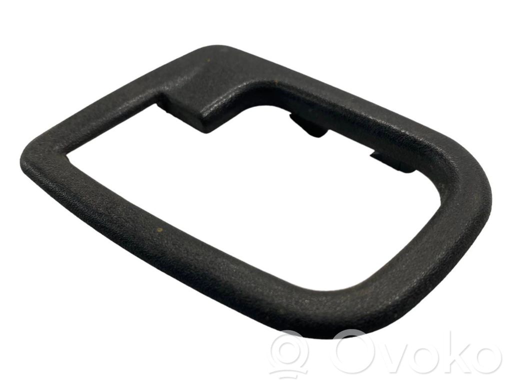 Priekšpusē durvju roktura vāciņš