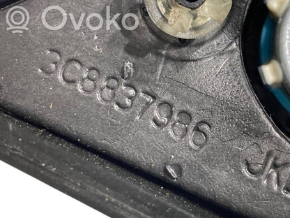 Augsto frekvenču skaļrunis (-i) priekšējās durvīs