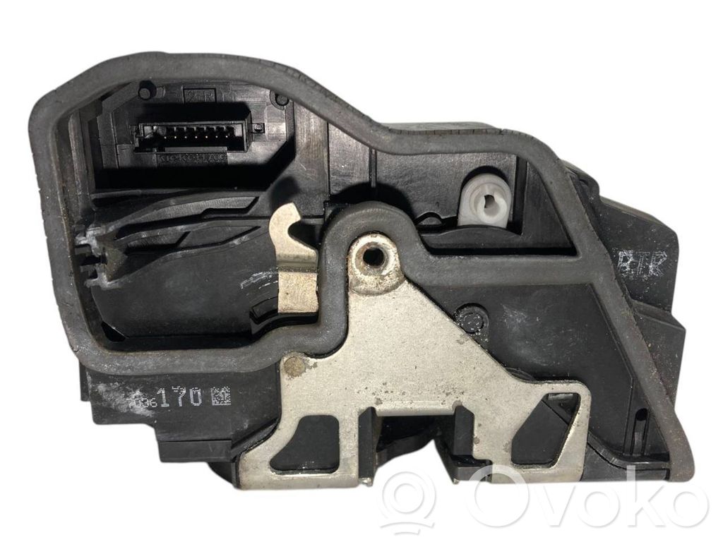 Priekšpusē slēdzene