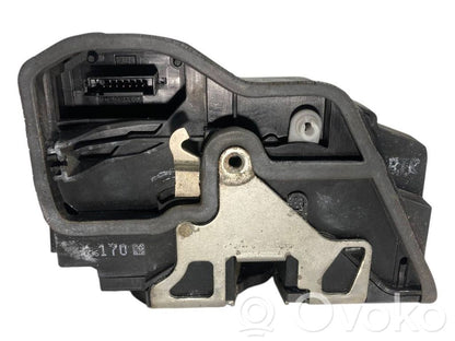 Priekšpusē slēdzene