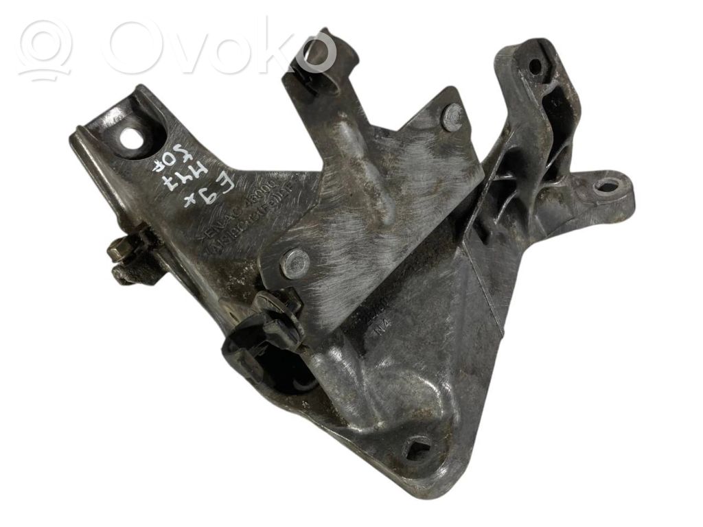 Engine mounting bracket