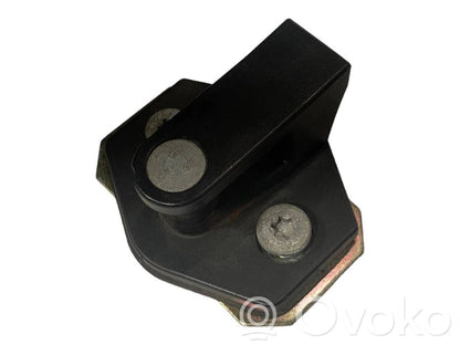 Aizmugurē slēdzenes cilpa