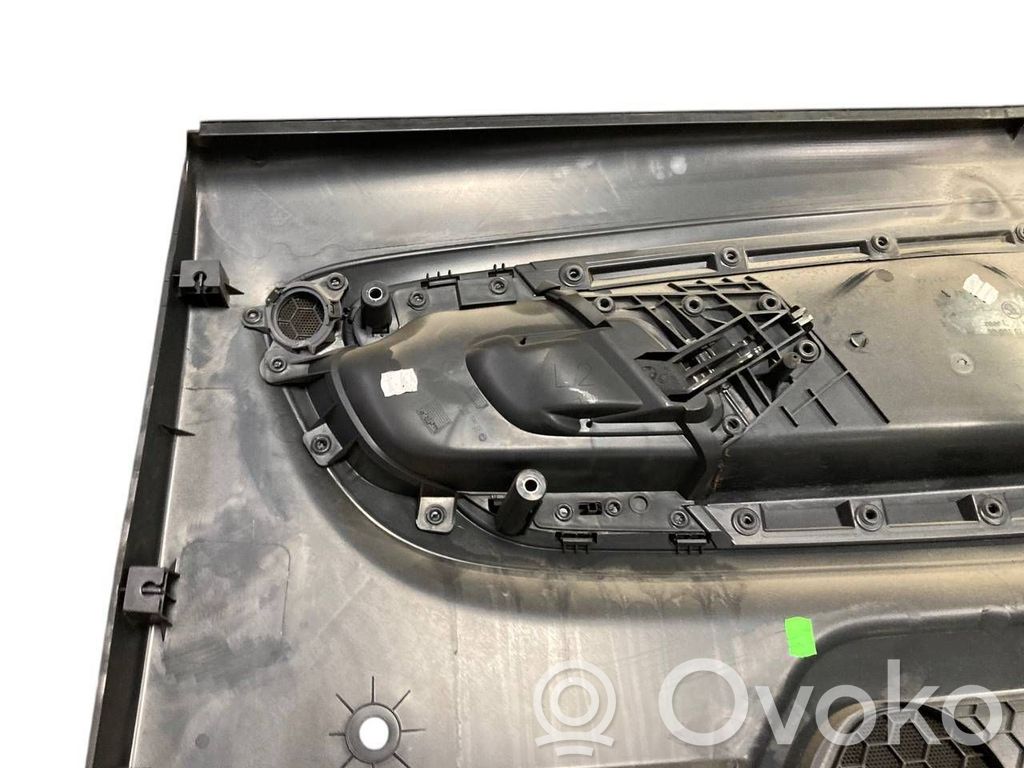 Apšuvums aizmugurējām durvīm