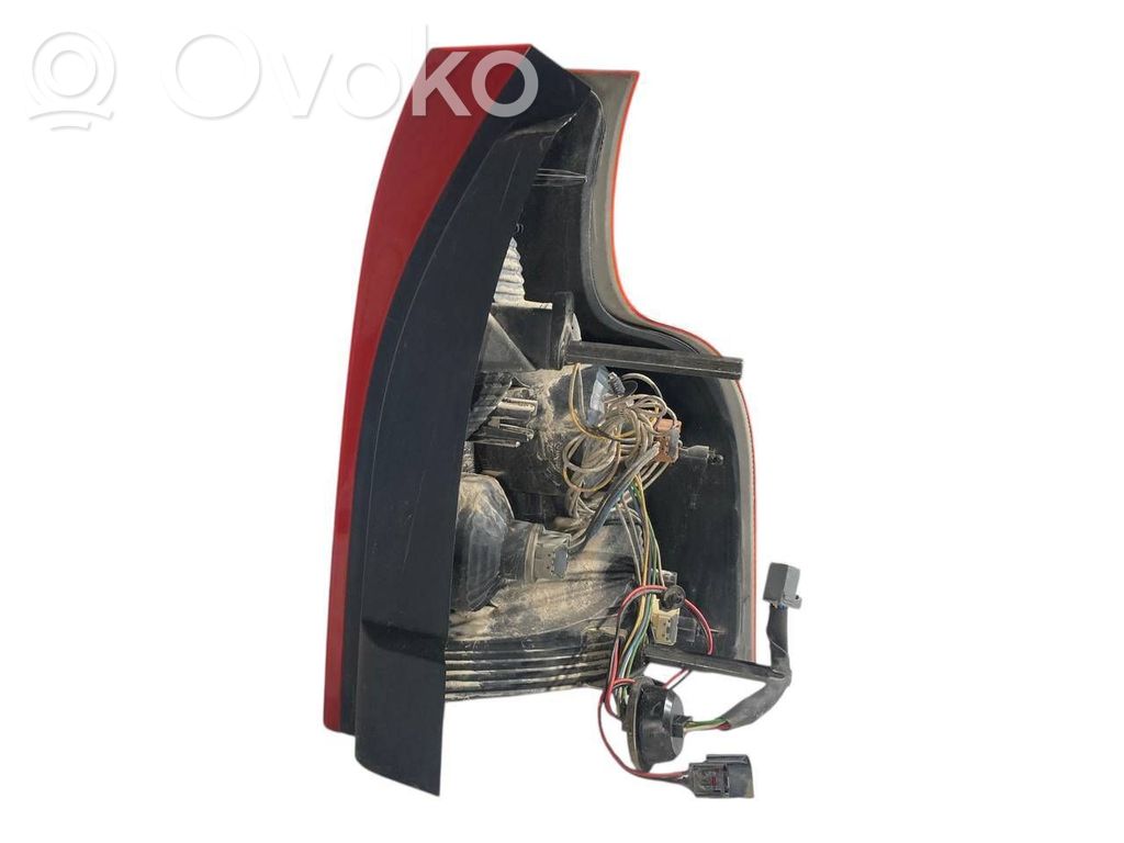 Aizmugurējais lukturis virsbūvē