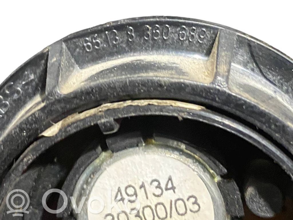 Augsto frekvenču skaļrunis (-i) priekšējās durvīs