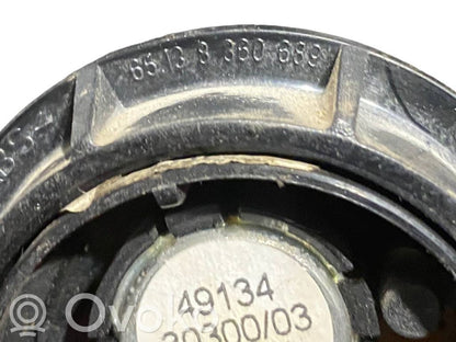 Augsto frekvenču skaļrunis (-i) priekšējās durvīs