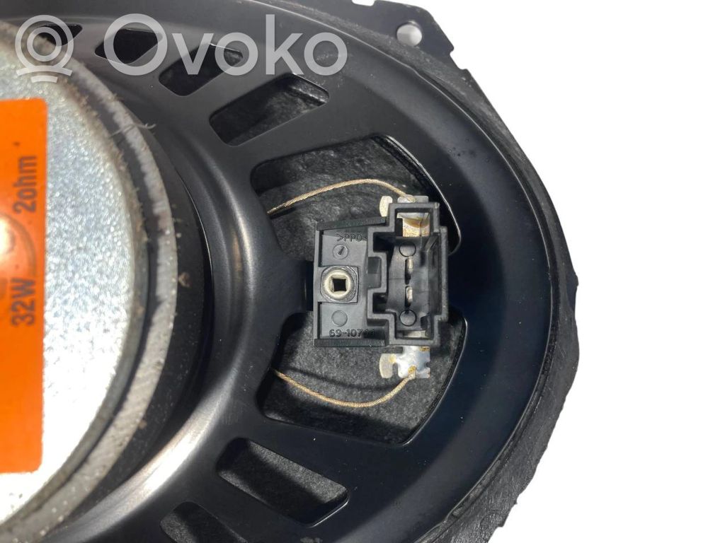 Speaker(s) in the rear window