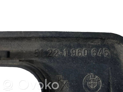 Priekšpusē durvju roktura vāciņš