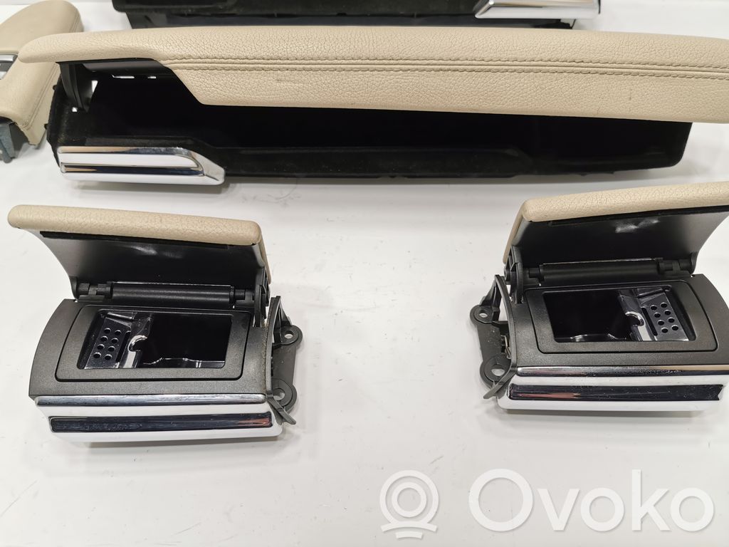 Priekšpusē mantu nodalījums durvīs