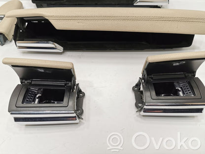 Priekšpusē mantu nodalījums durvīs