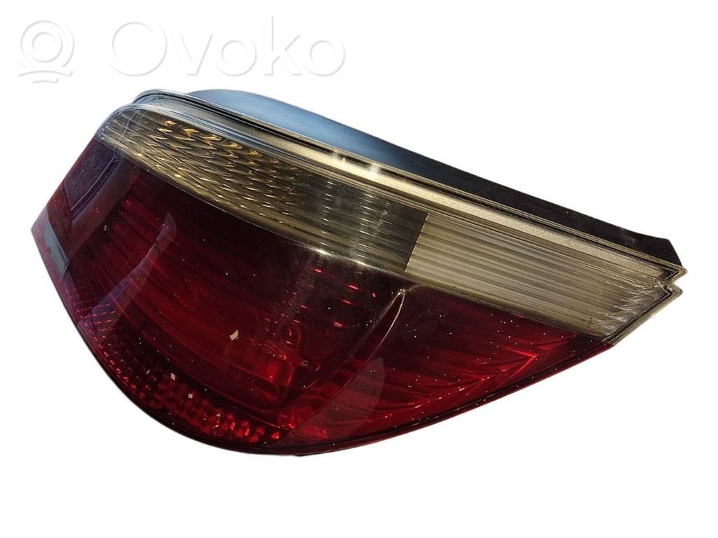 Задний фонарь в кузове