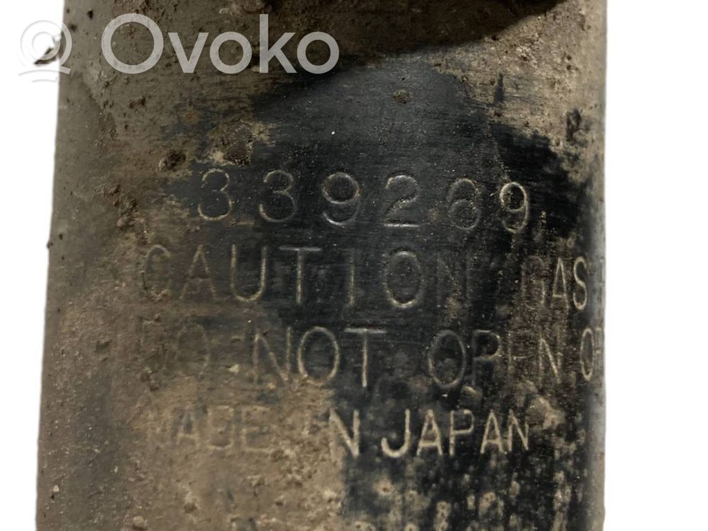 Priekšpusē amortizators ar atsperi