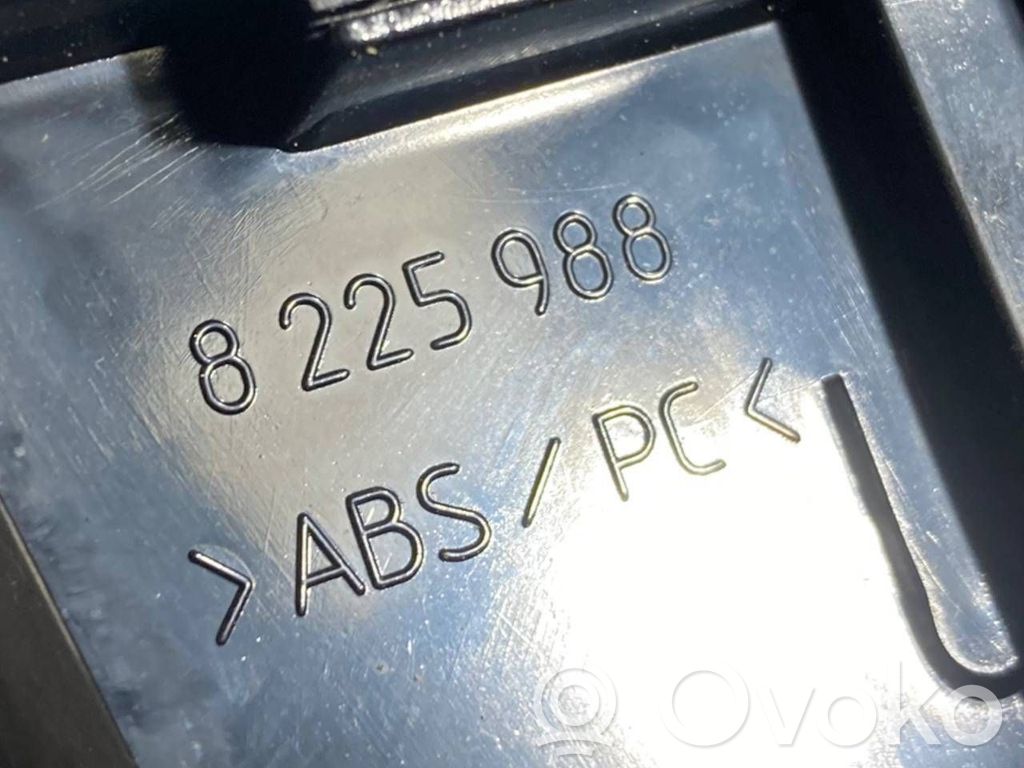 Pelnutrauks (aizmugurē)