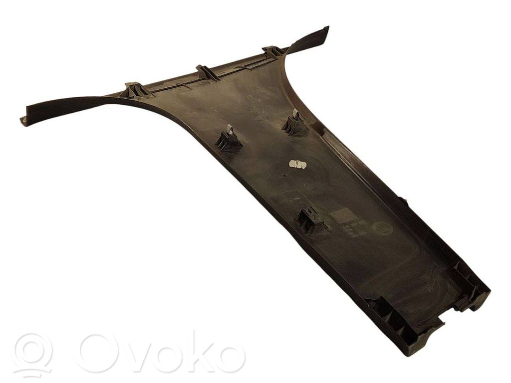 (B) statņa dekoratīvā apdare (apakšdaļa)