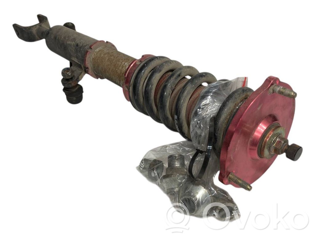 Priekšpusē amortizators ar atsperi