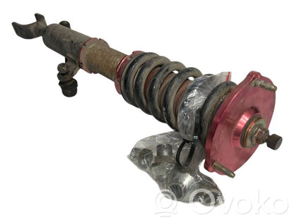 Priekšpusē amortizators ar atsperi