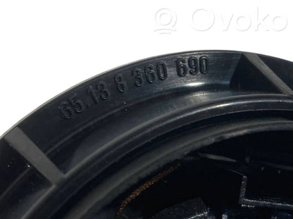 Skaļrunis (-i) priekšējās durvīs