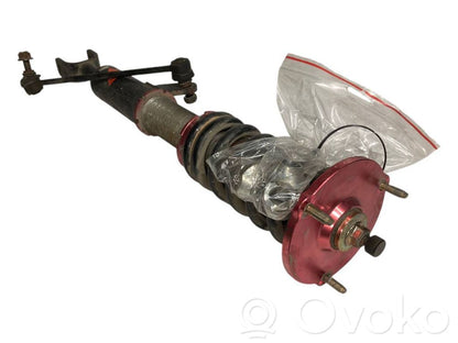 Priekšpusē amortizators ar atsperi