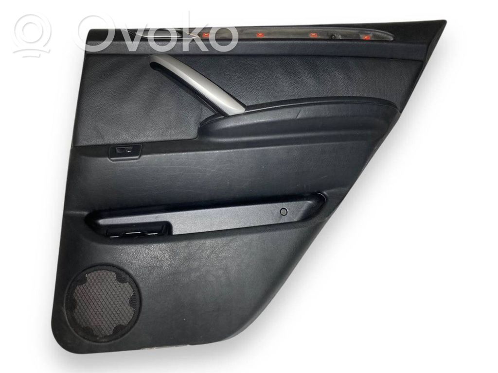 Apšuvums aizmugurējām durvīm