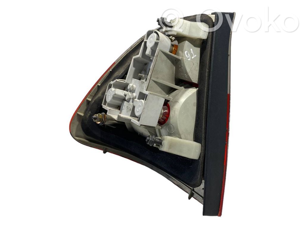 Aizmugurējais lukturis virsbūvē