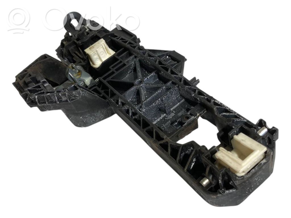 Priekšpusē turētājs / kronšteins ārējam atvēršanas rokturim