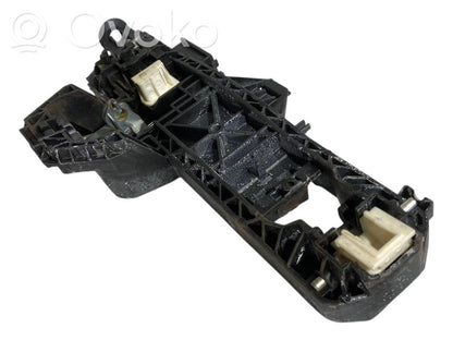 Priekšpusē turētājs / kronšteins ārējam atvēršanas rokturim