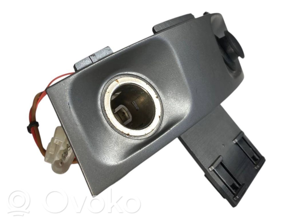 Cigarešu aizdedzināmais aizmugurē