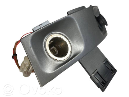 Cigarešu aizdedzināmais aizmugurē